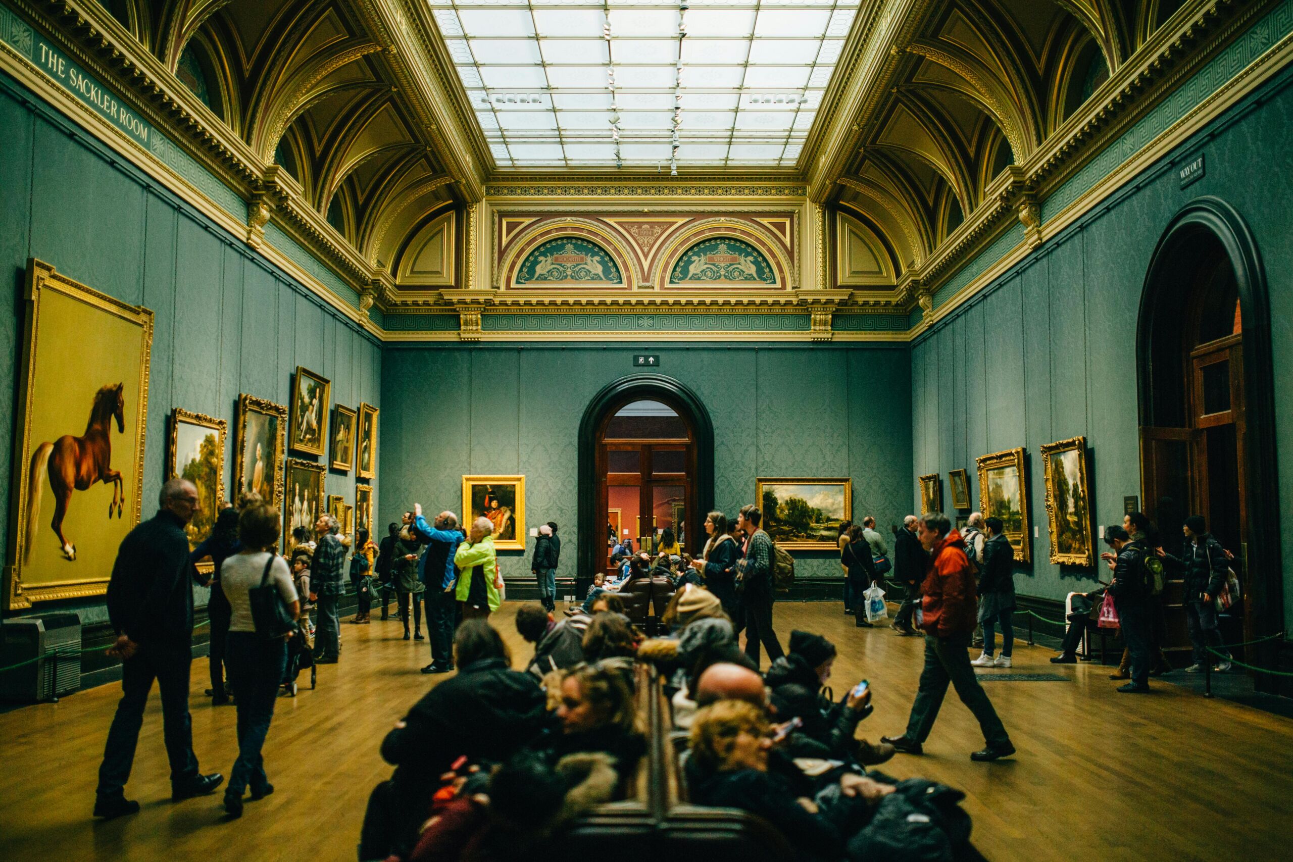 https://www.pexels.com/nl-nl/foto/architectuur-houten-vloeren-ingewikkelde-interieur-kroonlijsten-34633/