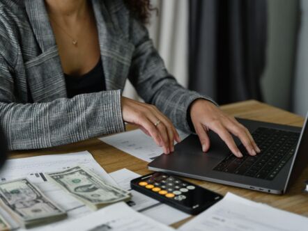 Foto door Tima Miroshnichenko: https://www.pexels.com/nl-nl/foto/iemand-vrouw-laptop-kantoor-6693661/