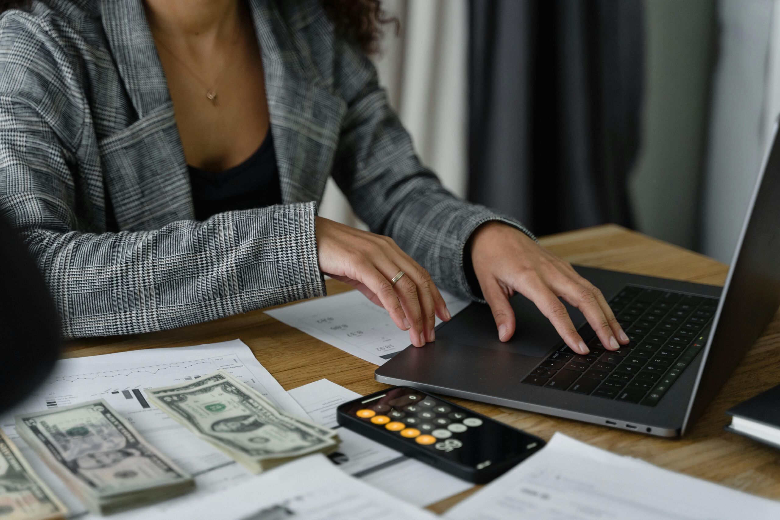 Foto door Tima Miroshnichenko: https://www.pexels.com/nl-nl/foto/iemand-vrouw-laptop-kantoor-6693661/