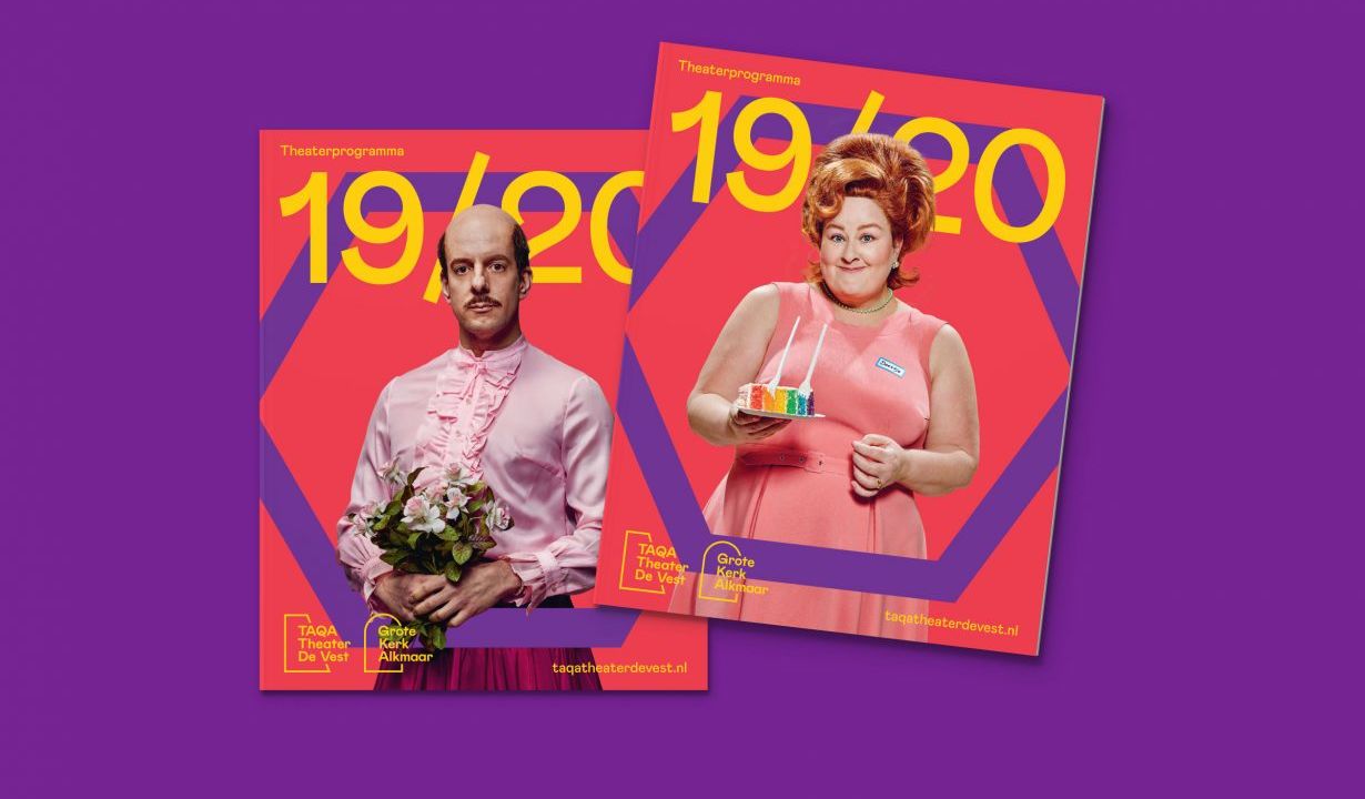 De twee brochures die TAQA Theater De Vest liet ontwerpen in de nieuwe huisstijl
