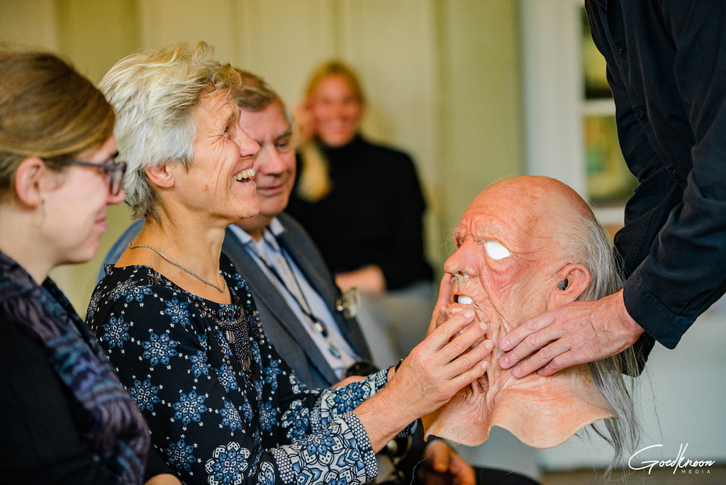 Bezoekers met een visuele beperking voelen attributen tijdens een Meet & Feel in Het Nationale Theater