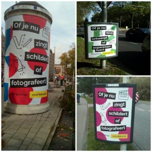 Buitenreclame met posters en zuilen van voordekunst