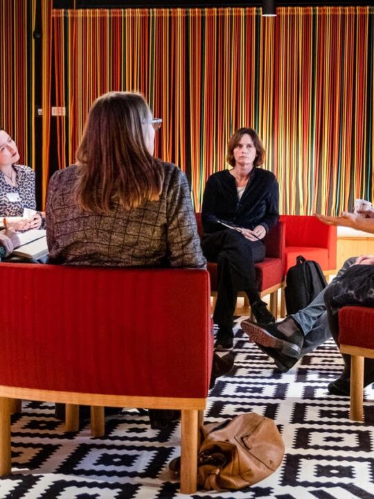 Groepje mensen in intieme setting