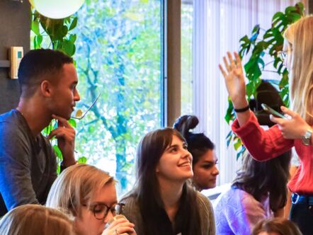 Groepje pratende en lachende mensen. Impressie bijeenkomst Welkom nieuwe leden bij Cultuurmarketing