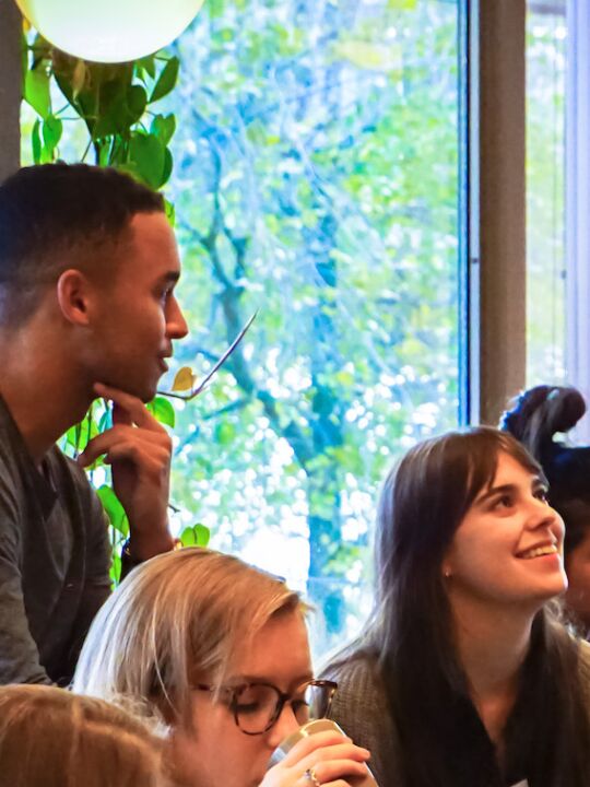 Groepje pratende en lachende mensen. Impressie bijeenkomst Welkom nieuwe leden bij Cultuurmarketing