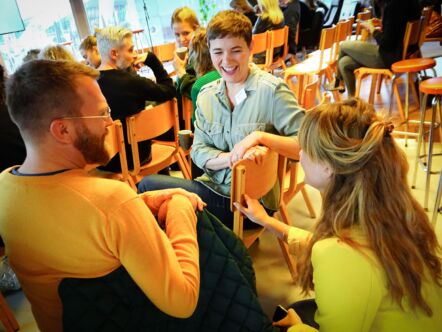 Jonge mensen socialisen bij Cultuurmarketing bijeenkomst voor jonge marketeers