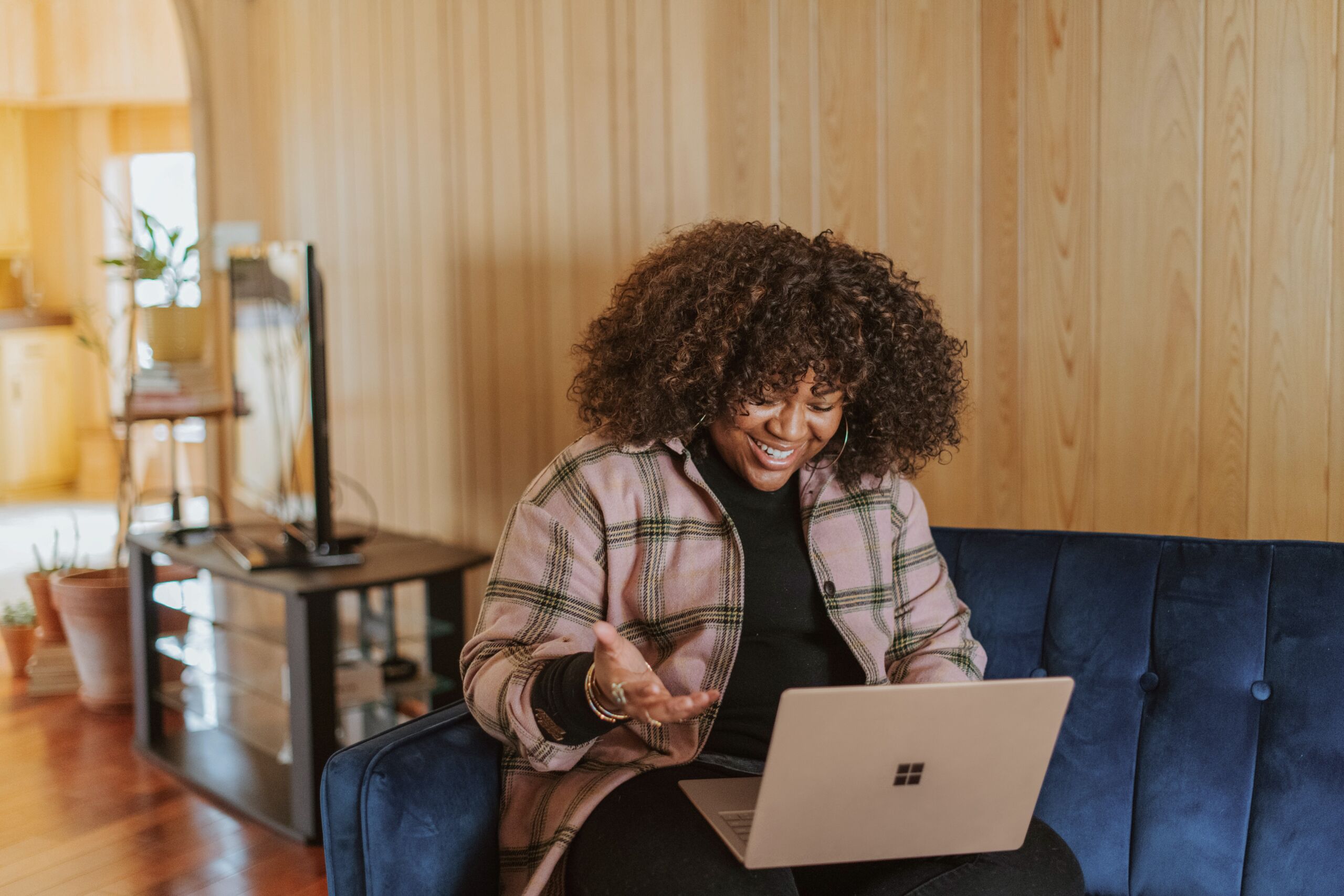 vrouw werkend op laptop