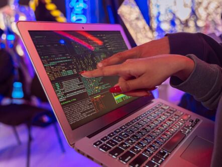 Ethische online marketing-afbeelding van een laptop met data.
